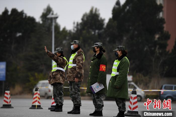 阿拉彝族女子民兵高炮连女兵在主街道设点检查过往人员。　康平 摄