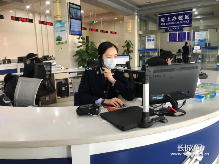 昌黎县税务局税务人员电话解答纳税人业务咨询。佟馨 摄