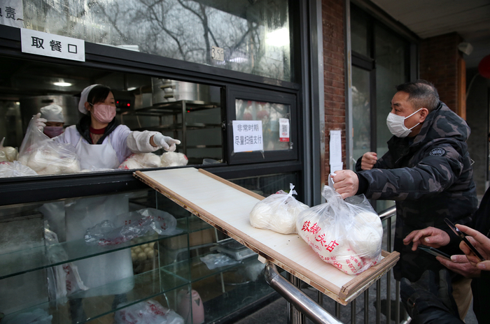 鼓楼馒头店自制一米板无接触卖馒头，豆包等主食。摄/新京报记者 薛珺
