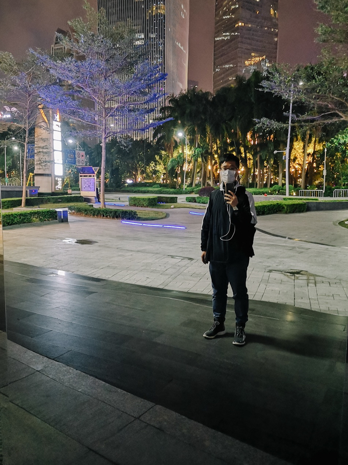 珠江新城友谊商店镜中的作者。