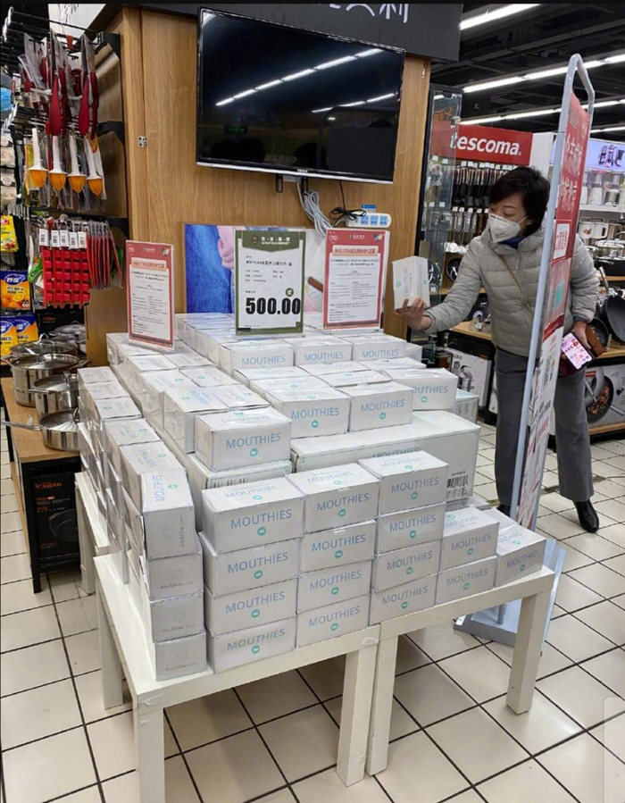 华联生活超市试点销售口罩，一次性口罩一盒50个，售价500元。