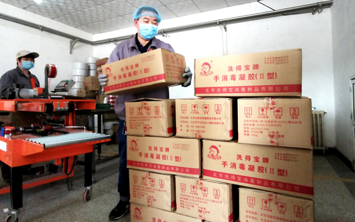 工人们正在紧锣密鼓地工作。通讯员 马程远 摄