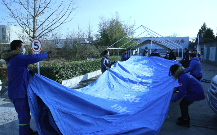 平谷蓝天救援队帮助公司搭建临时库房。通讯员 崔东亮 摄