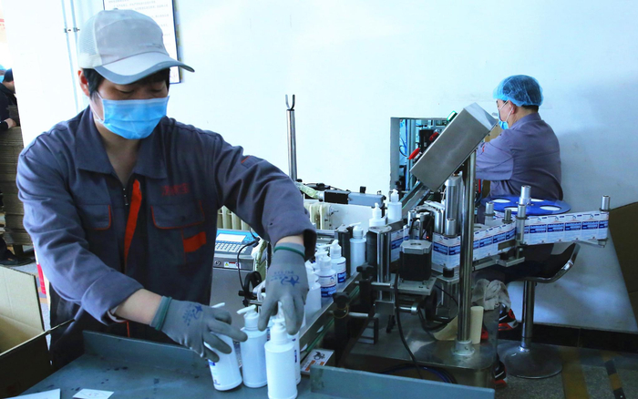 生产线工人正在装箱。通讯员 崔东亮 摄