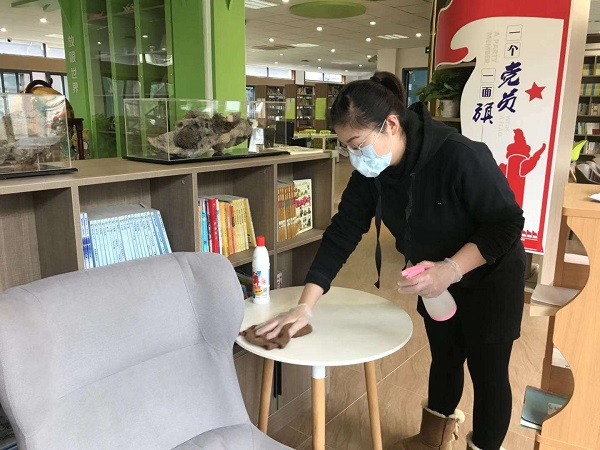 图说：真如文英中心小学值班教师在给校园消毒 采访对象供图（下同）