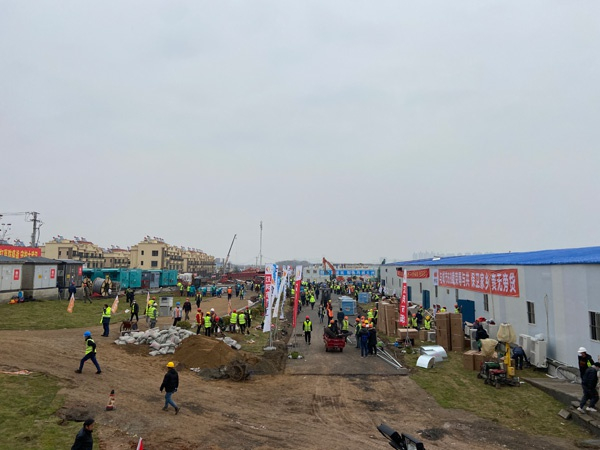  热火朝天的施工场面