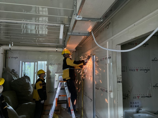  在板房内工人师傅进行设备安装&nbsp;