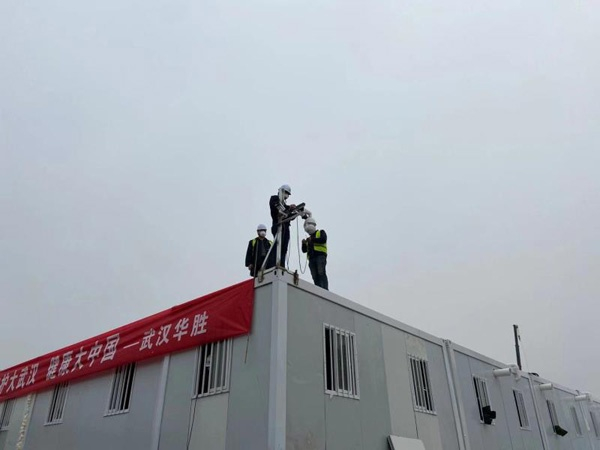  现场正在板房安装调试设备的工作人员&nbsp;&nbsp;&nbsp;