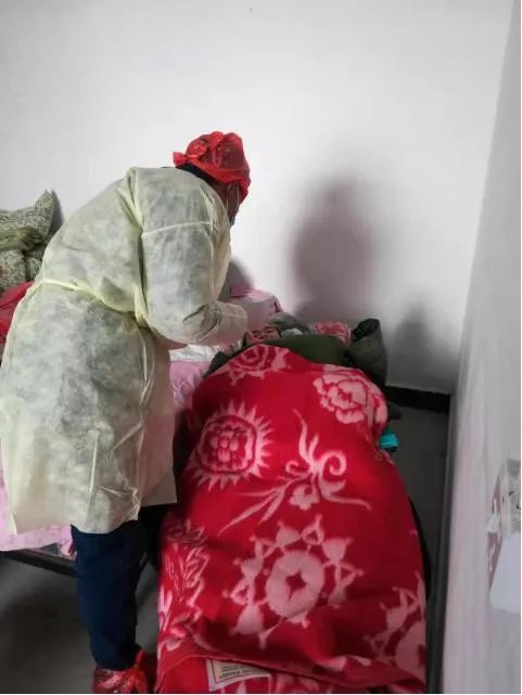 1月28日晚上村主任带村医测体温