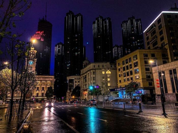 封城后武汉市街景：图中建筑为江汉关博物馆