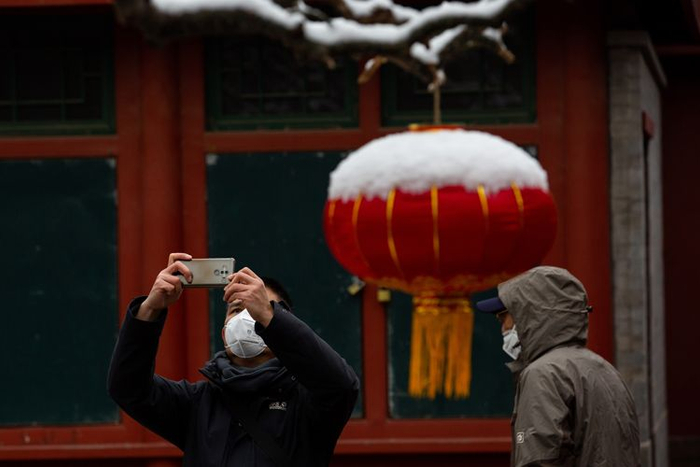  景山公园，市民拍摄“雪打灯”。