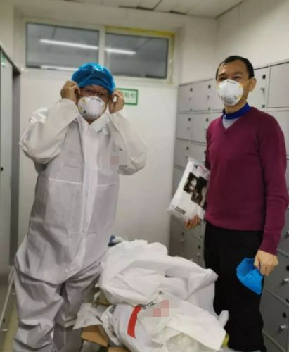 ·&nbsp;刘良（左）身穿防护服。