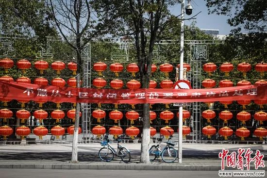 　　2月18日，武汉市百步亭社区街头。一排灯笼前的横幅上写着“不服从小区封闭管理的要严肃依法处理”。中青报·中青网记者&nbsp;赵迪/摄