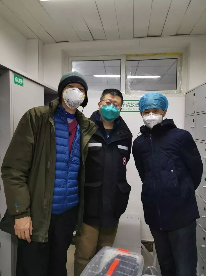 ·&nbsp;刘良（中）和团队成员