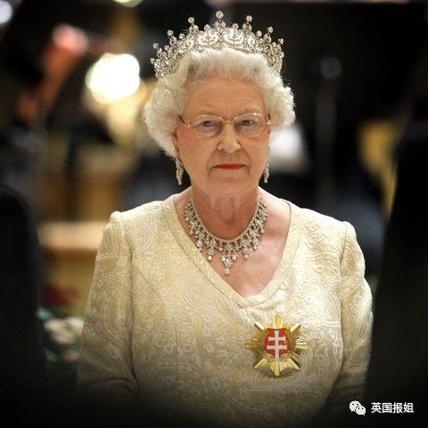 哈里梅根为挣钱“倒卖”王室头衔，女王震怒，下令制裁！