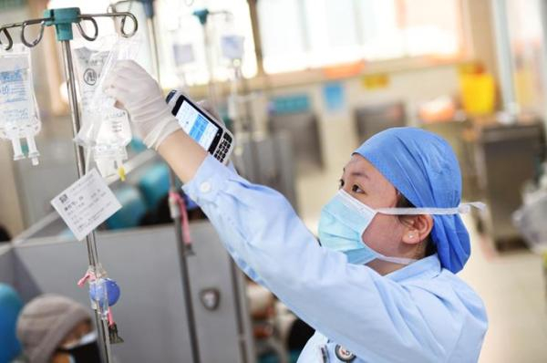 上海市第五人民医院医护人员在给病人吊针。文汇APP 图