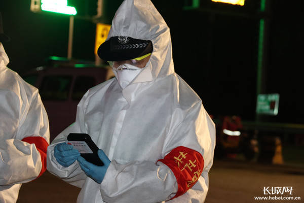 所长王华正在执勤