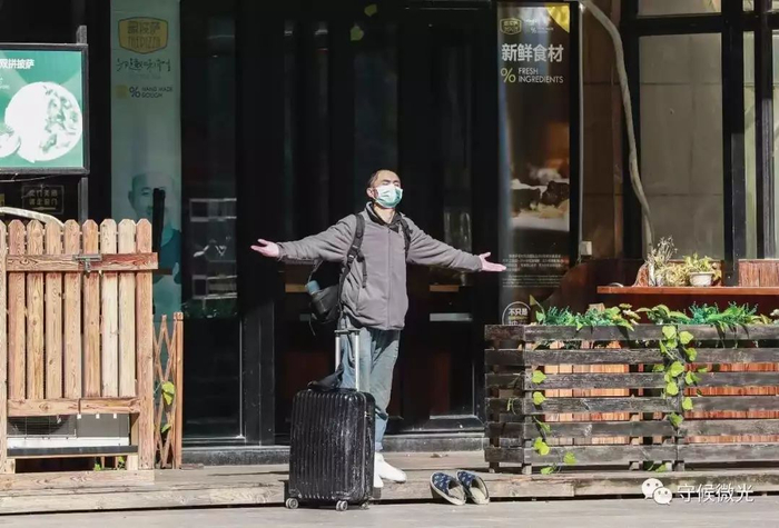 　　2月16日，湖北省武汉市，江汉区花楼街，雪后初晴，一名行人张开双臂享受阳光。中青报·中青网见习记者 鲁冲/摄