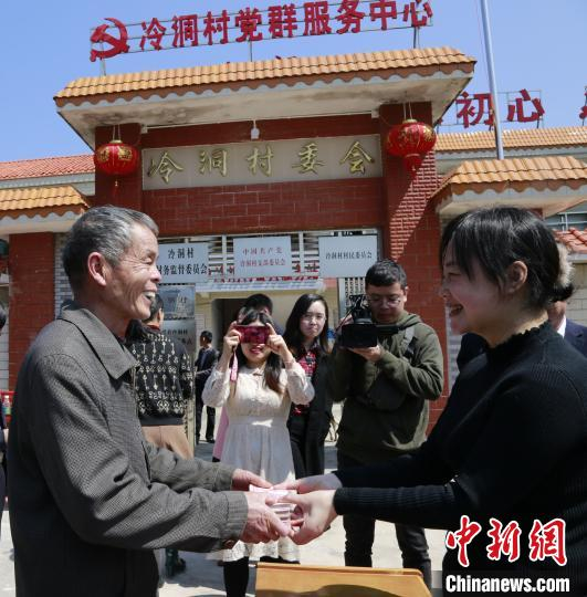 韶关始兴县现场发放收益到农民手中 广东省自然资源厅供图