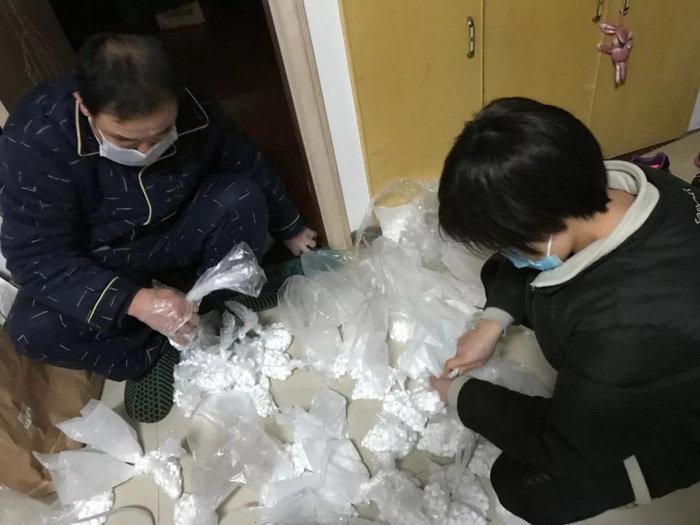 ▲派送前，崔竟和父亲在分配物资。受访者供图