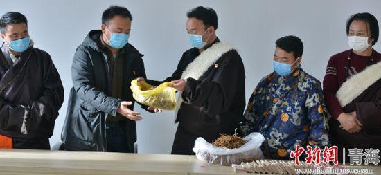 玛沁县冬虫夏草爱心包裹发往武汉 总价值逾49万元