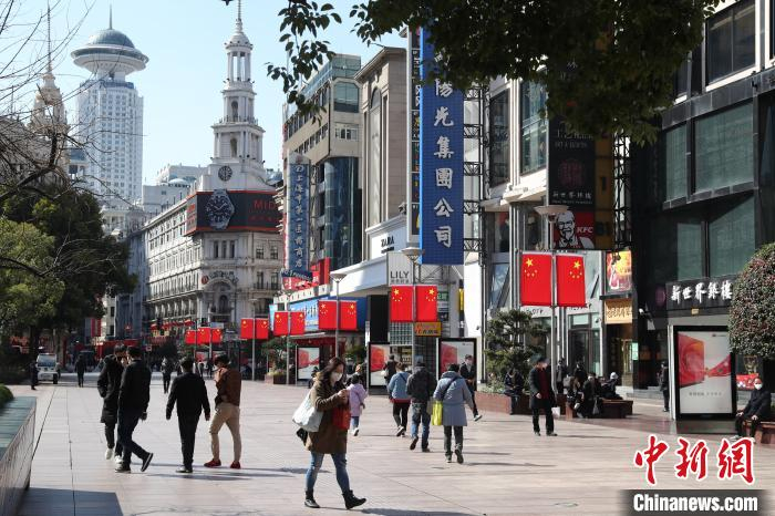     有着“中国第一街”美誉的上海南京路步行街国旗高挂。　张亨伟　摄
