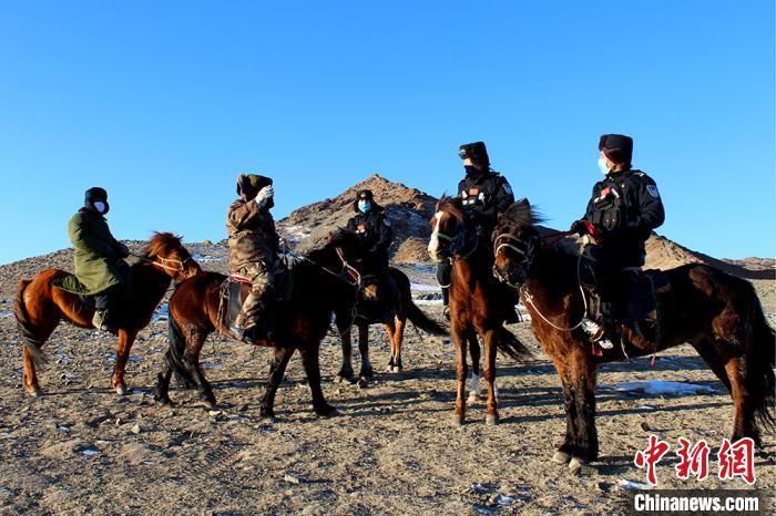 新疆伊吾县普降大雪 民警零下27℃骑马踏雪巡边
