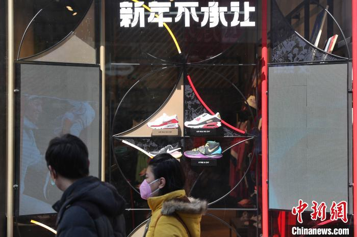 耐克专卖店橱窗内展示新款跑鞋。　张亨伟 摄