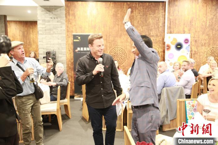     Ben Fordham（中）与顾客互动。　樊南　摄