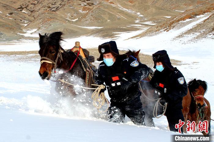 新疆伊吾县普降大雪 民警零下27℃骑马踏雪巡边