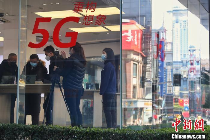 在华为门店内不少民众佩戴口罩选购商品。　张亨伟 摄