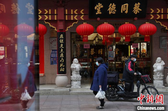 上海南京路步行街沿街商铺大多已开门迎客。　张亨伟 摄