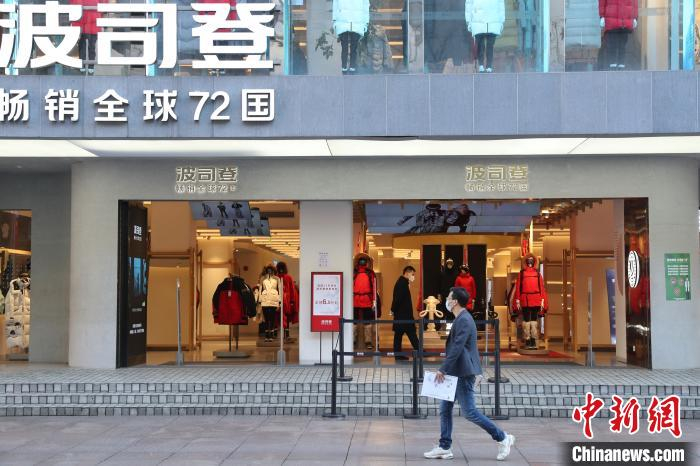 上海南京路步行街沿街商铺大多已开门迎客。　张亨伟 摄