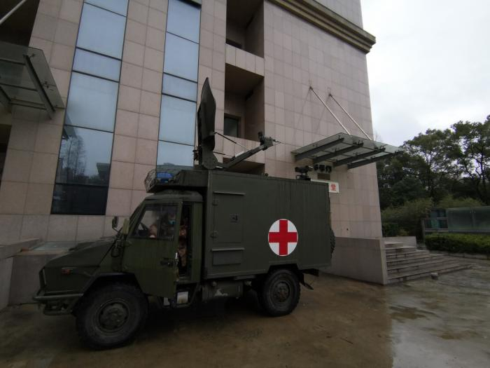 图为世纪卫星公司研发生产的远程会诊车