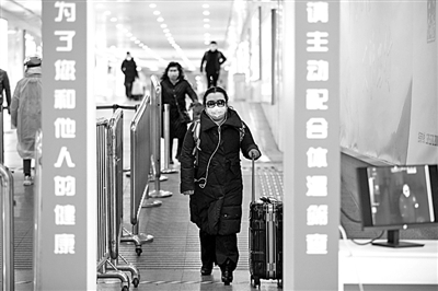  复工返程旅客增多，火车站加强防控措施。苏阳 摄