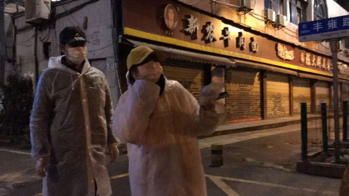 ▲“守语者”志愿者在物资派送过程中。受访者供图