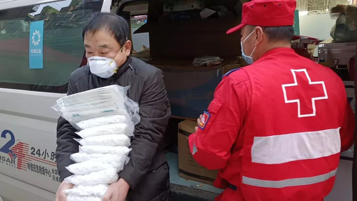 ▲“守语者”志愿者接受中国红十字会基金会救援分队捐赠。图源受访者