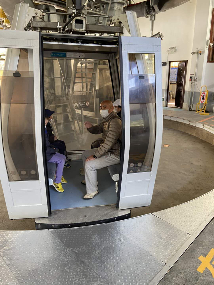 云杉坪索道里的游客