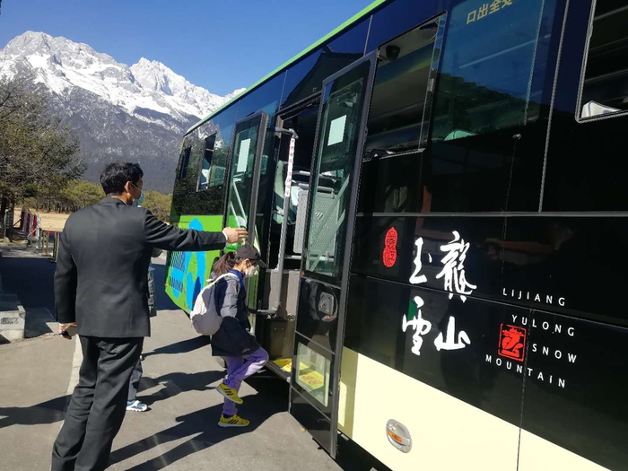 游客准备上旅游通勤车前往雪山景点&nbsp;
