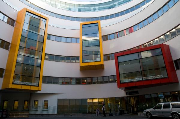 阶梯式的抹灰外墙由彩色块体切成不同部分&nbsp;Link Arkitektur 图