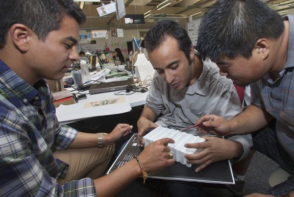 项目参与者正在制作模型&nbsp;Texas A&M University 图