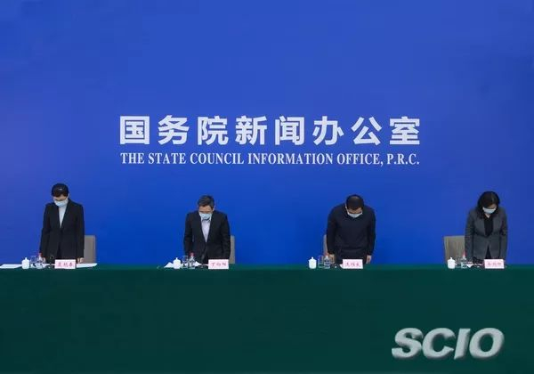 与会者为疫情中牺牲的医护人员和不幸去世的患者默哀