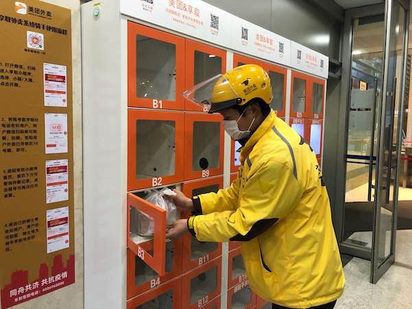 图说：骑手在美团外卖柜放餐 采访对象供图（下同）