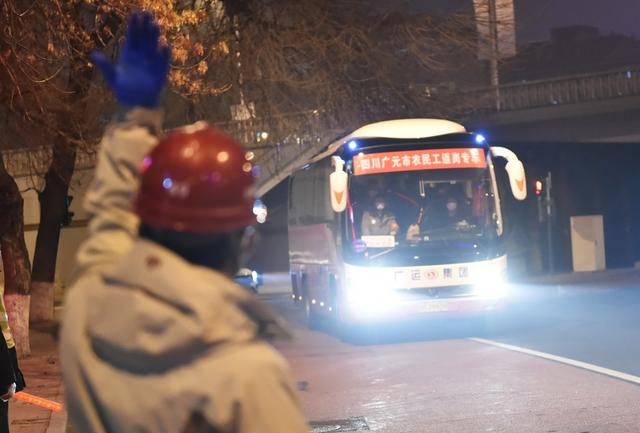 2月20日，工作人员引导返岗专车驶向项目所在地。新华社发（陈钟昊 摄）