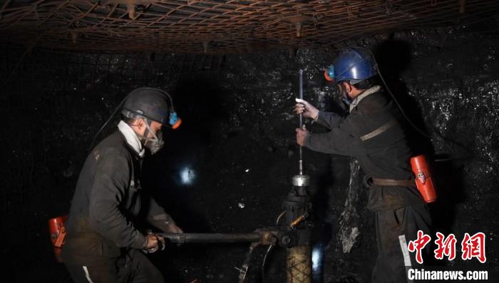 资料图：贵州豫能投资有限公司井下抓紧生产。 贵州省能源局供图