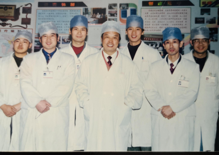 后右二刘智明、前中是王伦长、前左一涂汉军、后左二罗杰