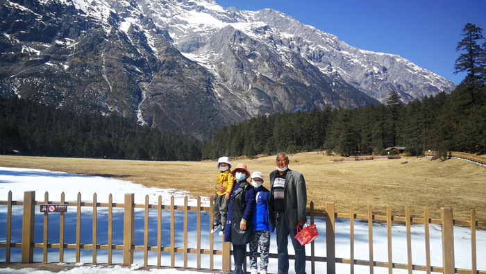 游客在雪山脚下合影