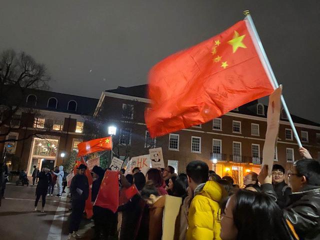 美大学邀请黄之锋罗冠聪座谈 中国留学生场内外抗议：“港独”死路
