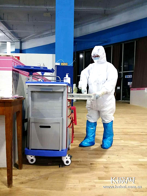 冯增娇在江岸方舱医院工作。