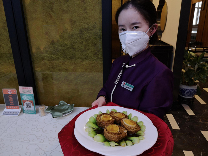 同春园饭店创新民俗菜，推出龙眼蟹粉狮子头。受访者供图